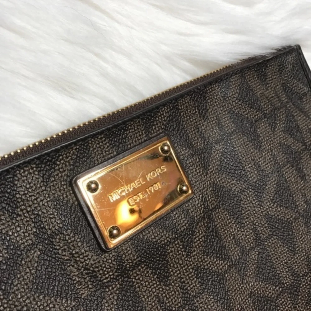 𝅺michael Kors XL Zip Brown Monogram Clutch - Picture 3 of 8